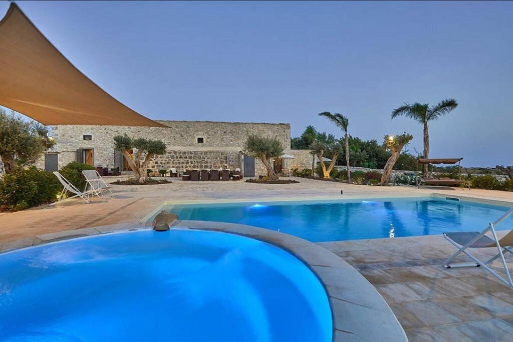 Sundlaugin á Casale Arezzo - Luxury Villa With Pool & Jacuzzi - Marina di Ragusa eða í nágrenninu