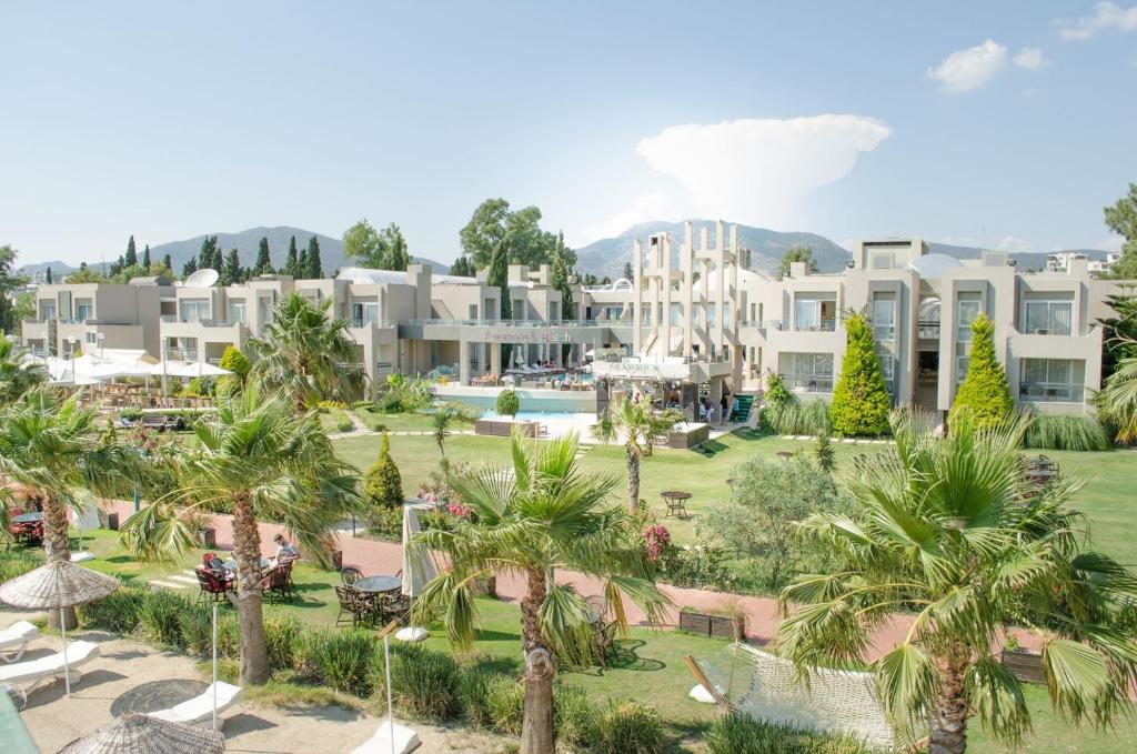 - une vue aérienne sur un complexe avec des palmiers dans l'établissement Hotel Ambrosia, à Bitez