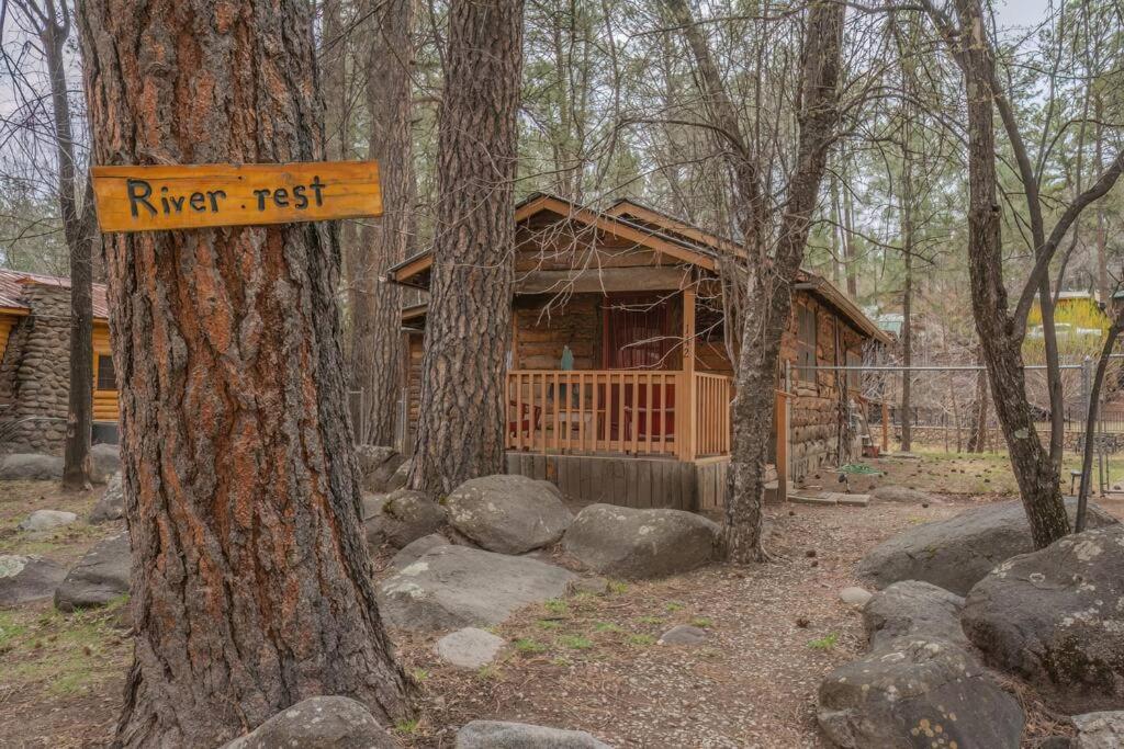 ルイドソにあるRiver Restの木の上の看板を持つ森のログキャビン