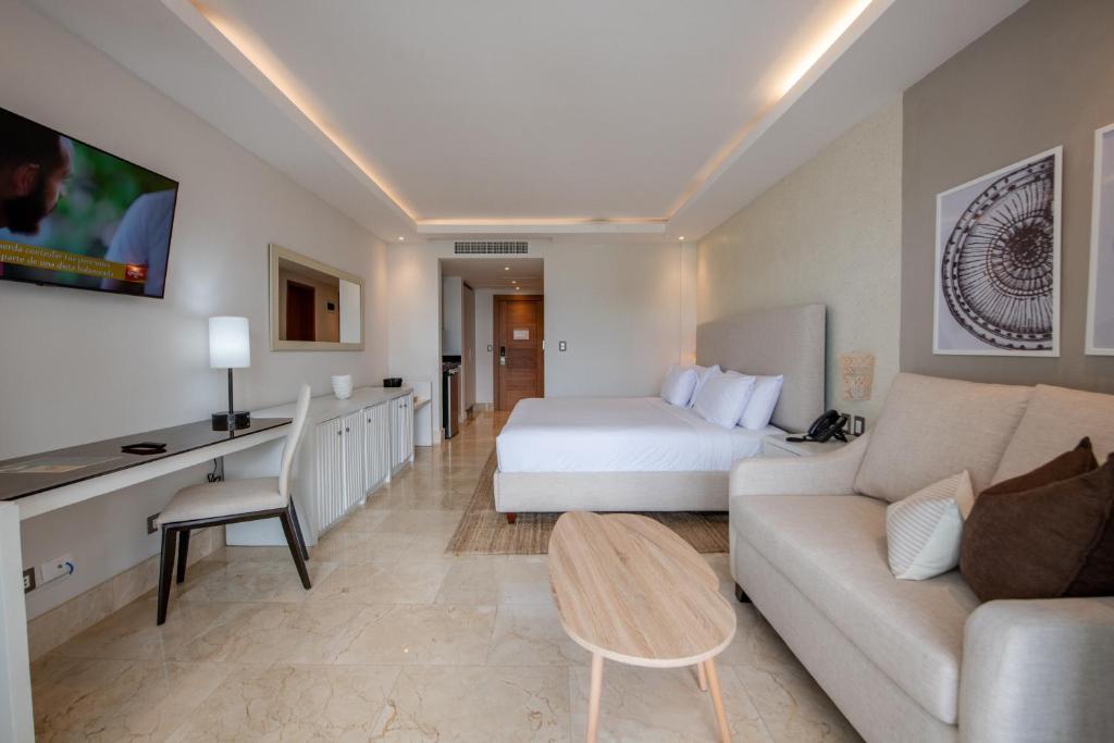 TV a/nebo společenská místnost v ubytování Hacienda Samana Bay Hotel