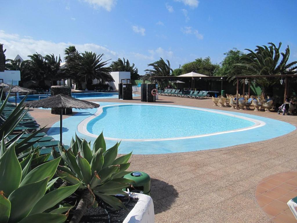 uma grande piscina num resort em Lanzarote Club Tahiti - July 11, 2024 until July 17, 2024 em Costa Teguise
