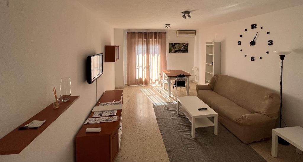 un soggiorno con divano e tavolo di Alojamiento Marmolejo a Marmolejo