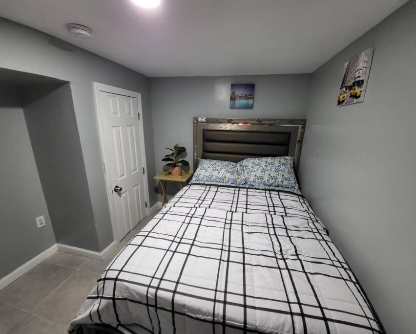 ein Schlafzimmer mit einem Bett in einem Zimmer in der Unterkunft Homely 3 Bedroom unit in Newark
