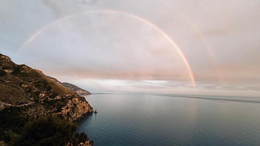 ein Regenbogen über einem Wasserkörper in der Unterkunft Villa Stone Positano in Positano