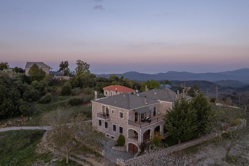 Vue aérienne d'une maison sur une colline dans l'établissement Ouranogiton Resort, à Kosmas