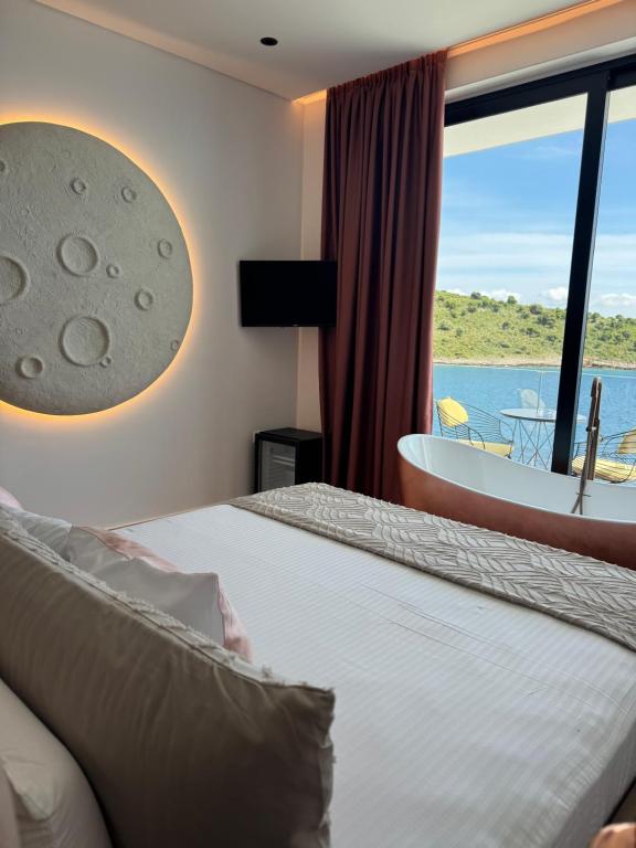 Uma cama ou camas num quarto em Siro Kerma Private Beach Villa