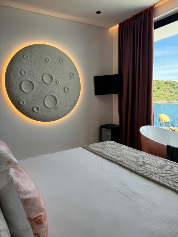 Uma cama ou camas num quarto em Siro Kerma Private Beach Villa