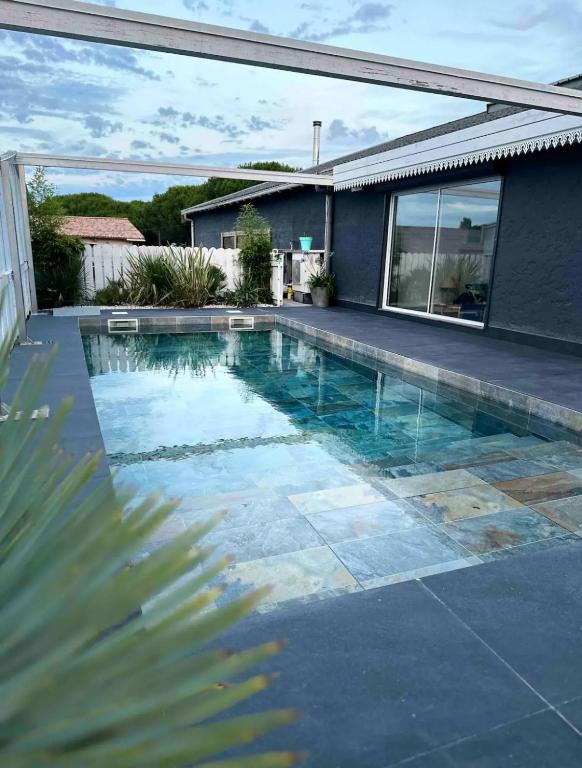 une piscine devant une maison dans l'établissement Roof top piscine chauffée 7 pers wifi, à La Teste-de-Buch