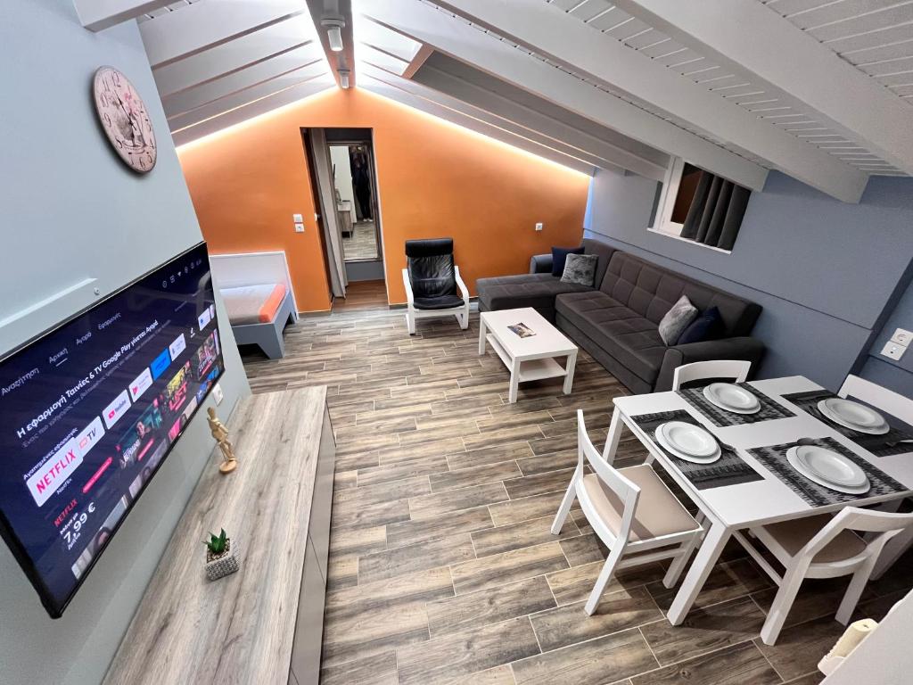A television and/or entertainment centre at Colorful House (Attic)