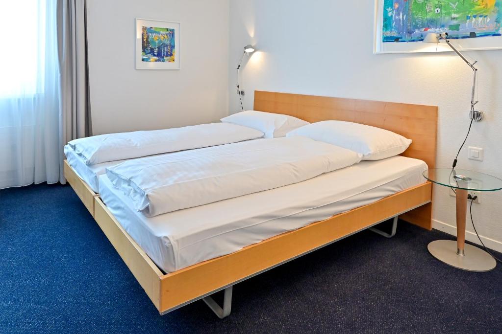 Postel nebo postele na pokoji v ubytování Hotel Zofingen