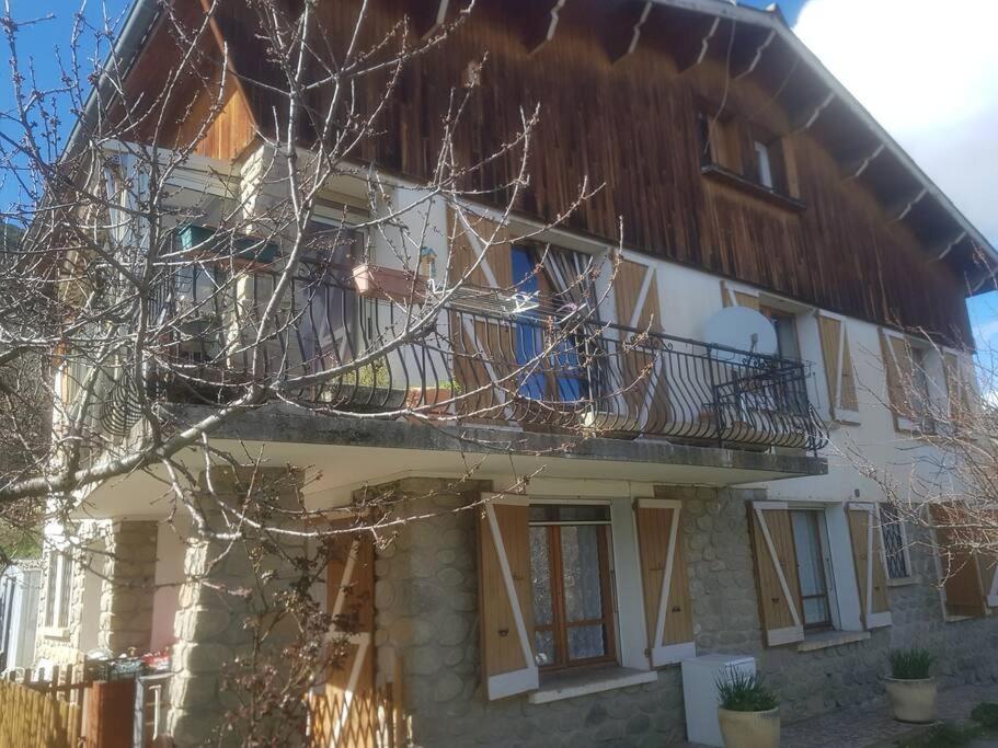 une maison avec un toit en bois et un balcon dans l'établissement L Étoile du Verdon, à Saint-André-les-Alpes