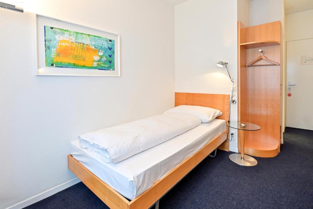Postel nebo postele na pokoji v ubytování Hotel Zofingen