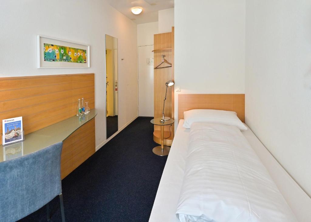 Postel nebo postele na pokoji v ubytování Hotel Zofingen