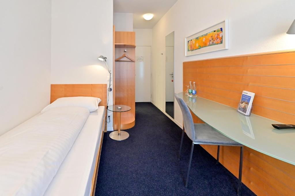 Postel nebo postele na pokoji v ubytování Hotel Zofingen