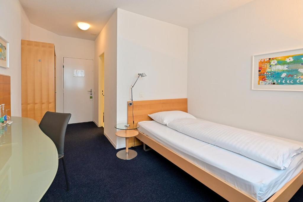 Postel nebo postele na pokoji v ubytování Hotel Zofingen