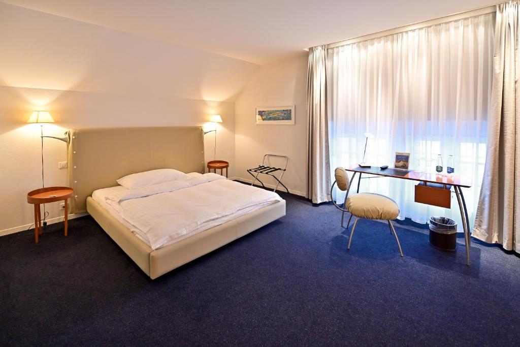 Postel nebo postele na pokoji v ubytování Hotel Zofingen