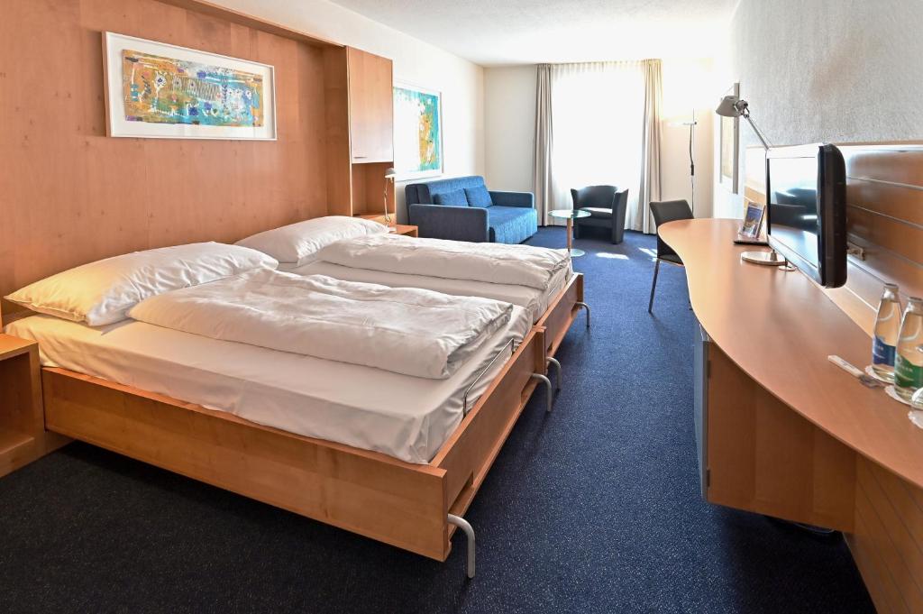 Postel nebo postele na pokoji v ubytování Hotel Zofingen