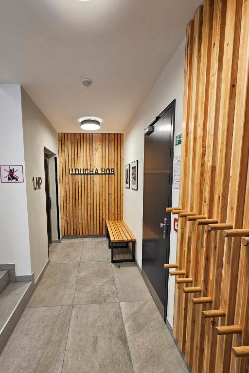 Fotografie z fotogalerie ubytování ENJOYHARRACHOV - Atraktivní klidný klimatizovaný apartmán 20 v centru Harrachova s parkováním, Wifi-WLAN, SAT, herní konzolí, Ipad, Netflix zdarma, možností dobíjení auta, výhledem do zahrady a na romantický kostelík v destinaci Harrachov