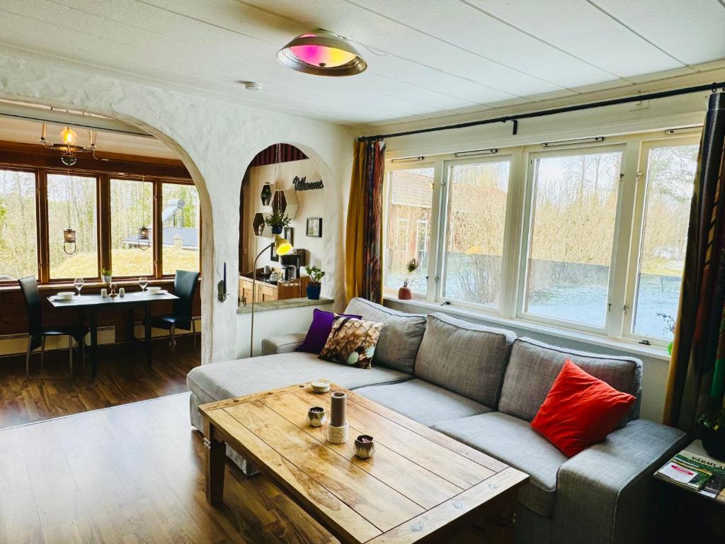 Munkfors的住宿－Rustic Haven Bed and Breakfast near Klarälvsbanan and Swimming area，带沙发和木桌的客厅