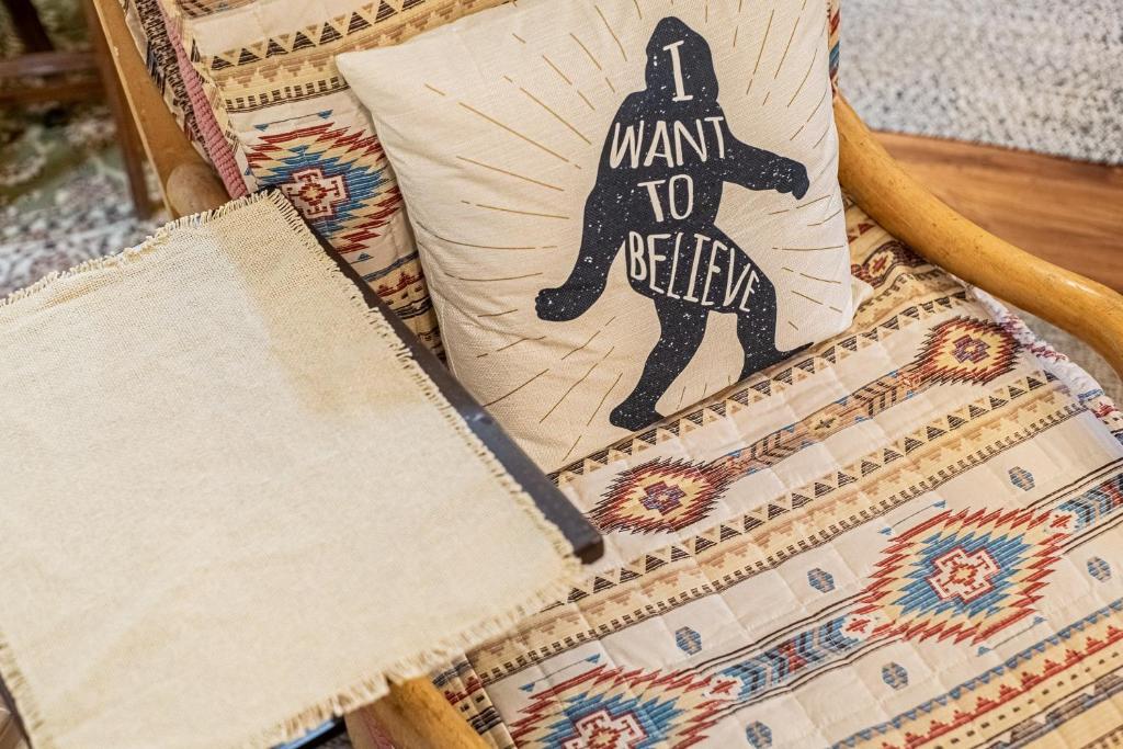 una almohada que dice quiero sentarme en Sasquatch Lode CD Sleeps 22, en Gatlinburg