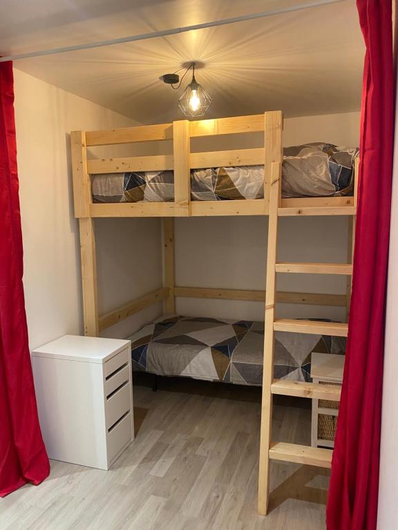Llit o llits en una habitació de Gite de groupe lacs et forêt du jura - Orgelet