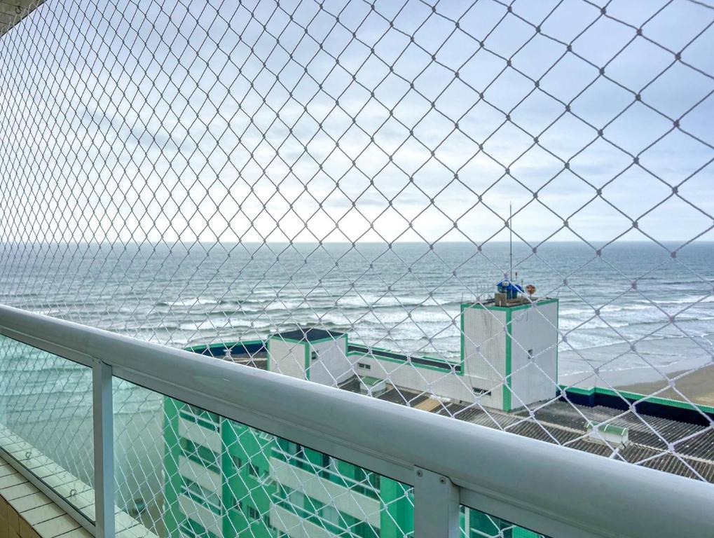 uma vista para o oceano a partir de uma varanda em Apto a beira mar com Wi-Fi na Praia Jardim Real SP na Praia Grande