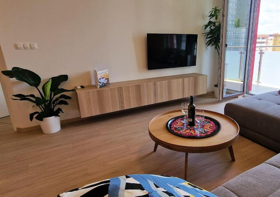 sala de estar con mesa y TV en Luxury 2 Room Apartment nr2, en Bratislava