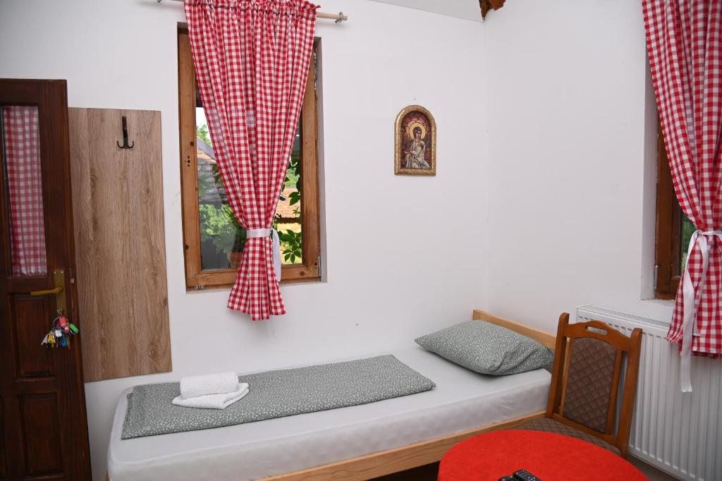 Postel nebo postele na pokoji v ubytování Konak Dobri Potok