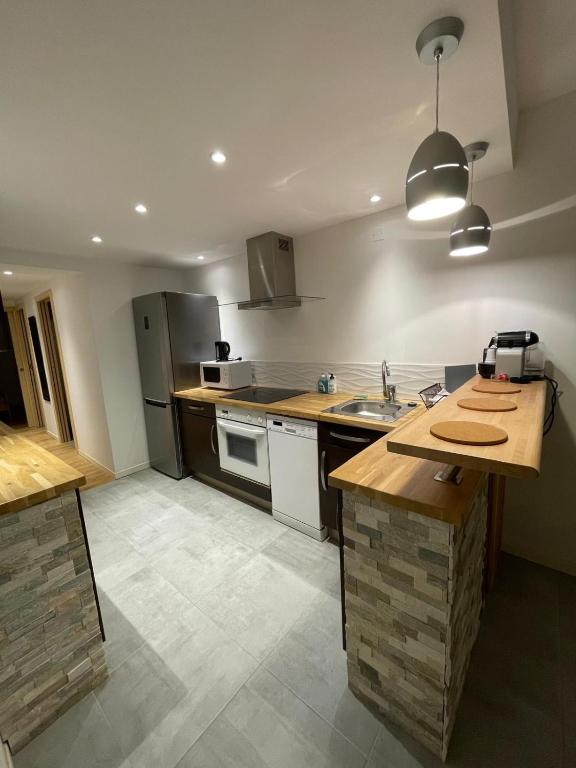 une cuisine avec un évier et un plan de travail dans l'établissement Plaisir côtier Coeur de Bandol T3, Clim, 50m mer, à Bandol