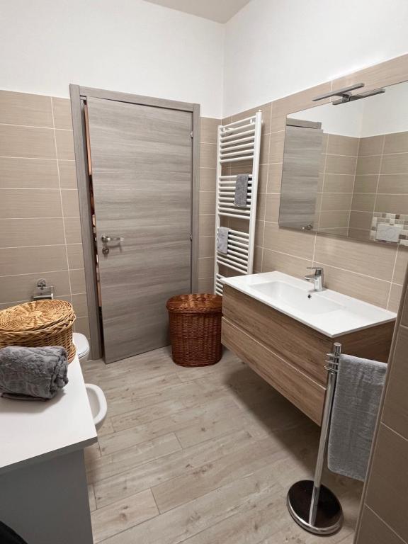 bagno con lavandino e doccia di Casa Mario a Riva del Garda