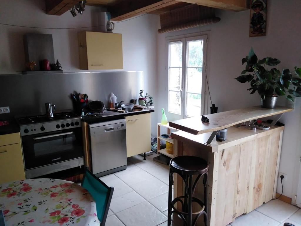 een keuken met een fornuis en een aanrecht bij maison de village, a la semaine min, bord de mer in Les Sables Vignier
