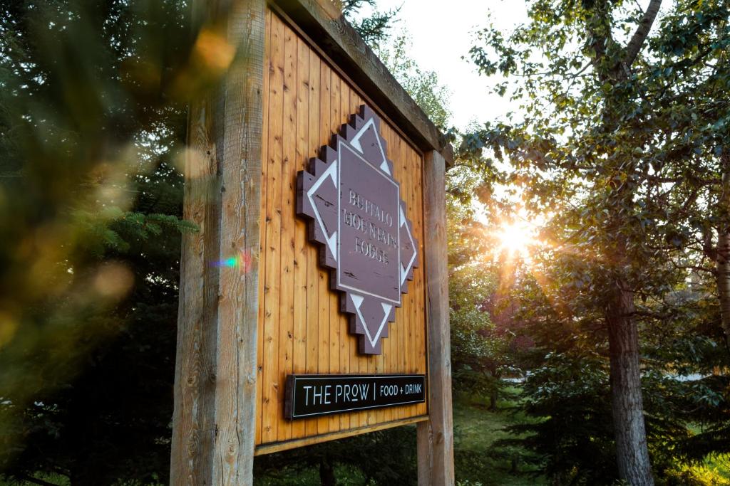 a sign for the pray house with the sun in the background at Buffalo Mountain Lodge in Banff