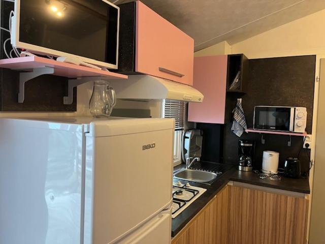 Kuchyň nebo kuchyňský kout v ubytování MOBIL HOME 4 à 6 PERS Le Canet en Roussillon
