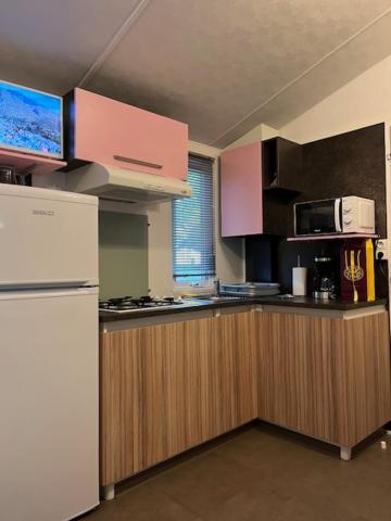 Kuchyň nebo kuchyňský kout v ubytování MOBIL HOME 4 à 6 PERS Le Canet en Roussillon
