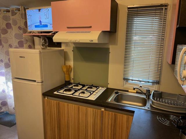 Kuchyň nebo kuchyňský kout v ubytování MOBIL HOME 4 à 6 PERS Le Canet en Roussillon