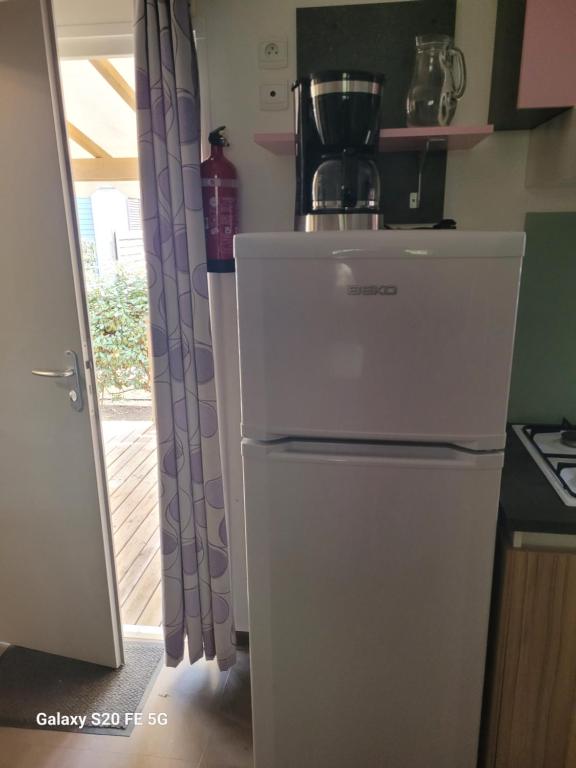 Kuchyň nebo kuchyňský kout v ubytování MOBIL HOME 4 à 6 PERS Le Canet en Roussillon
