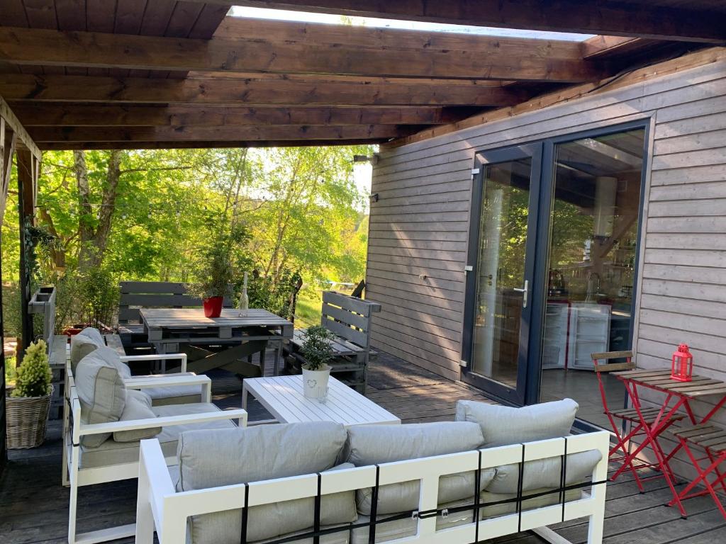 patio con divani e tavolo su una terrazza di POLA Łupawsko a Łupawsko