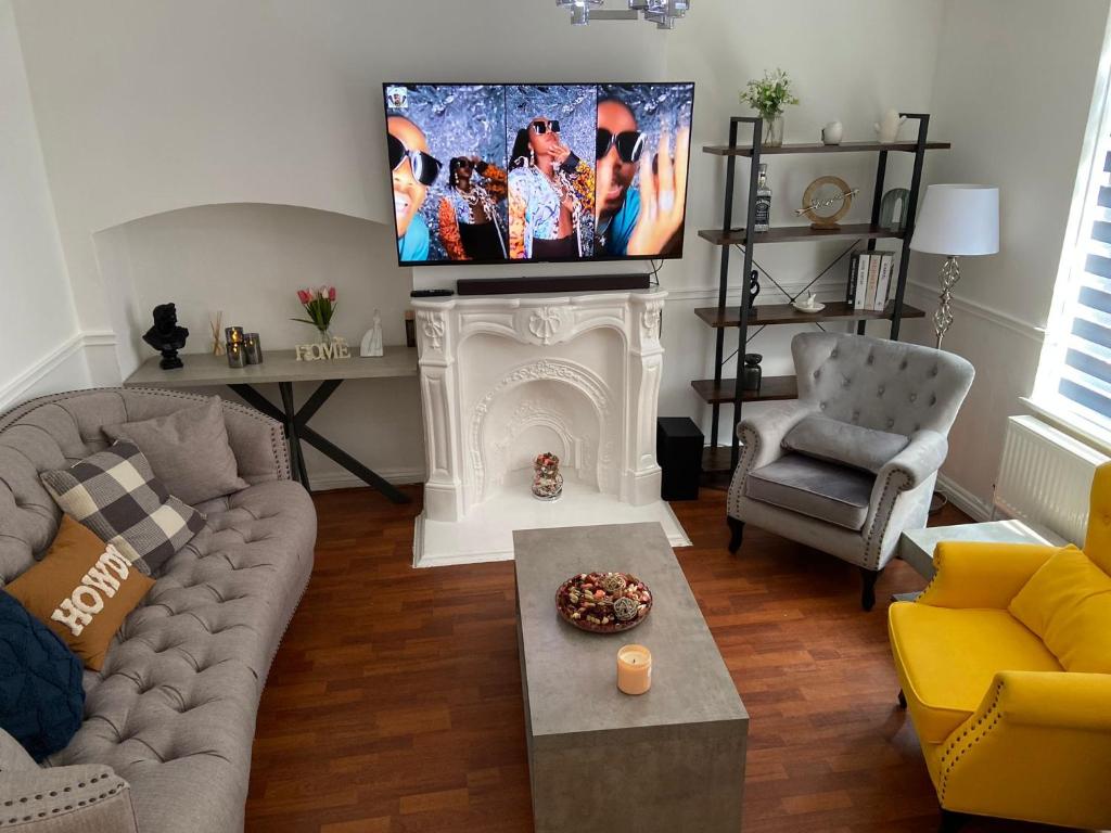 TV a/nebo společenská místnost v ubytování Peeams abode