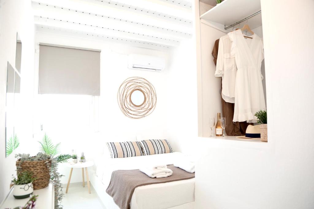 sala de estar blanca con sofá blanco y ventana en Whitelist Studios in Mykonos Town en Mykonos ciudad