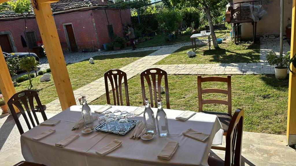 A restaurant or other place to eat at Guesthouse Marku - Mrizi i Zanave