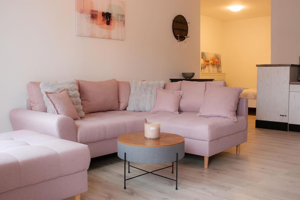 Una sala de estar con un sofá y una vela en una mesa. en Modernes, stilvolles Apartment, en Albstadt