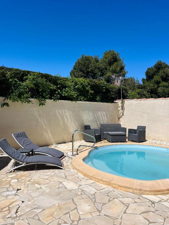 une piscine avec chaises longues et dans l'établissement Charmante villa avec piscine, à Canet