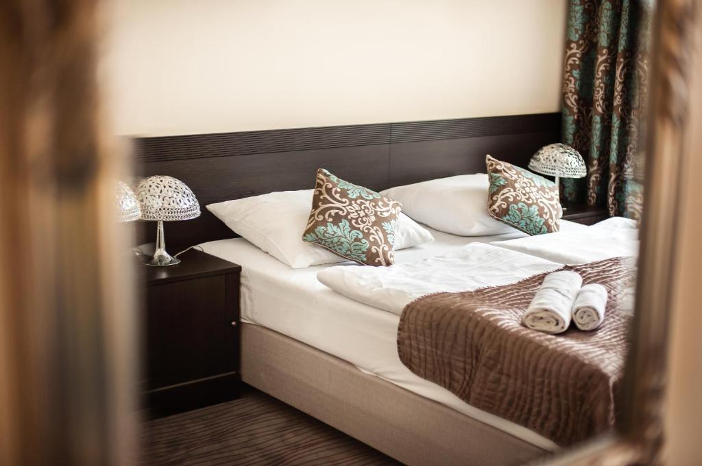 1 dormitorio con 1 cama con 2 lámparas en Hotel Willa Adriana, en Płock