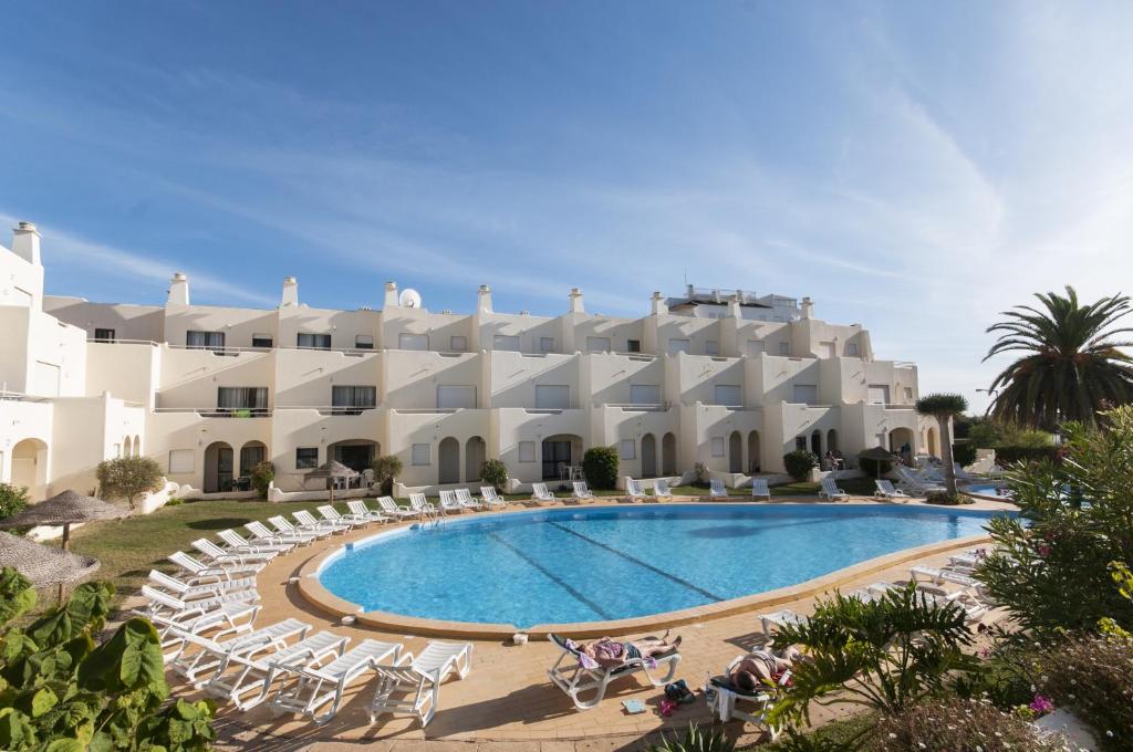 vista sul resort e ampia piscina di Vilamor Apartments ad Alvor