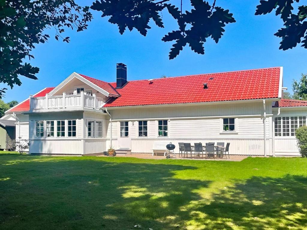 una gran casa blanca con techo rojo en Holiday home Halmstad XII, en Halmstad