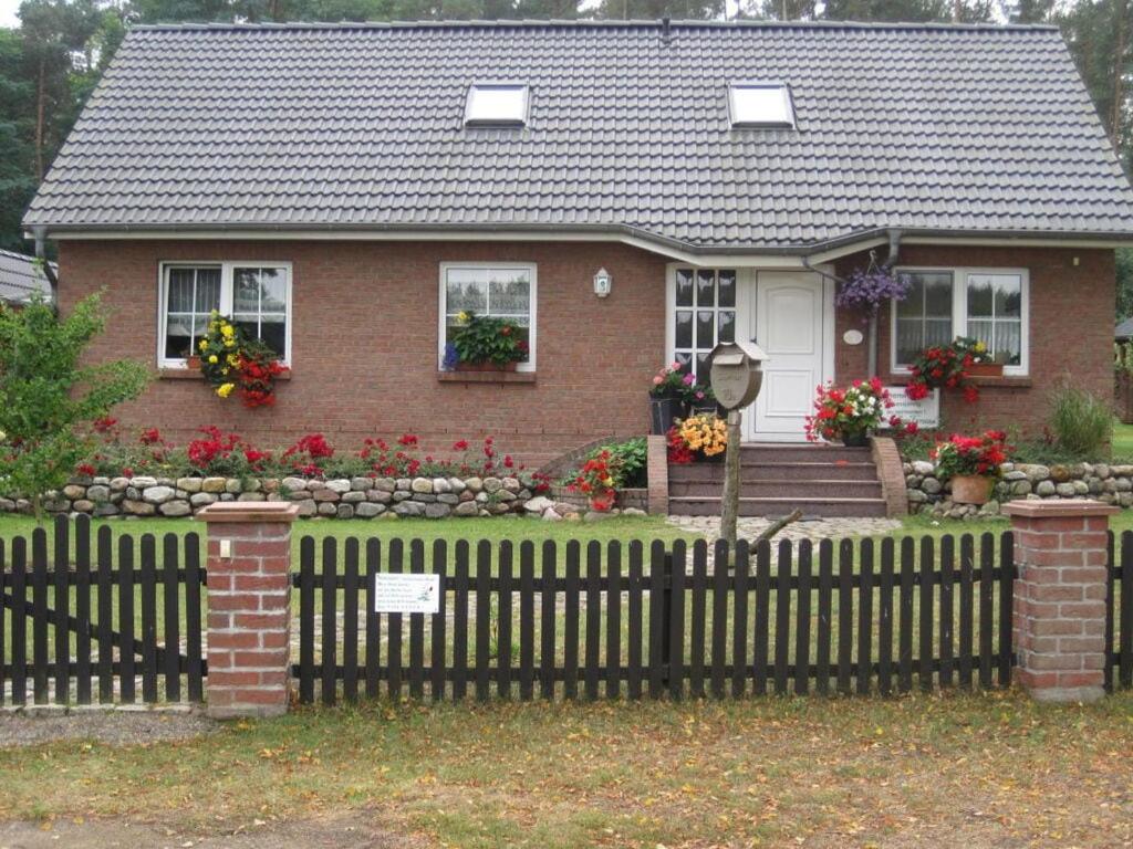 una casa con una valla delante de ella en Beach holiday home directly on the Veluwemeer, en Kargow