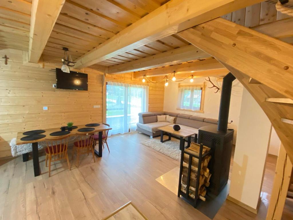 salon z kominkiem w drewnianym domku w obiekcie Chata Starý Mlyn w Habówce