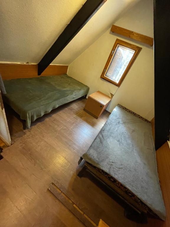 Łóżko lub łóżka w pokoju w obiekcie Leveleki Vándor Vendégház