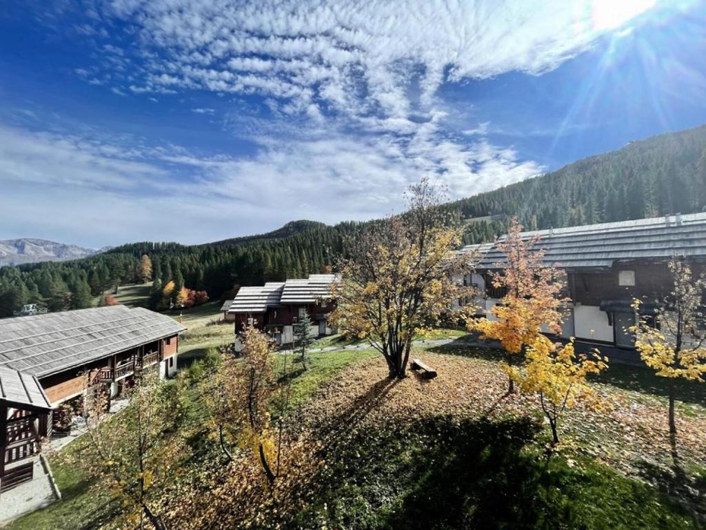 Vista ariale di un edificio con montagne sullo sfondo di Résidence Parc Aux Etoiles - C210PAE - APPARTEMENT 2 CHAMBRES AVEC BALCON MAE-8234 a Narreyroux
