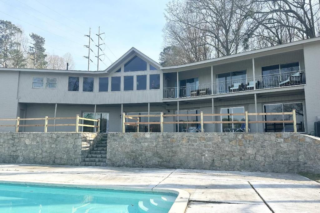 een groot huis met een zwembad ervoor bij Lake Spivey in Jonesboro
